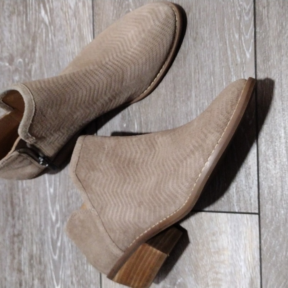 Lucky Brand taupe suede zip ankle boots. Size 8